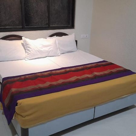 Shraddha Hotel Mumbai Exteriör bild