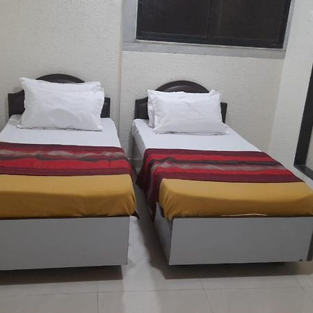 Shraddha Hotel Mumbai Exteriör bild