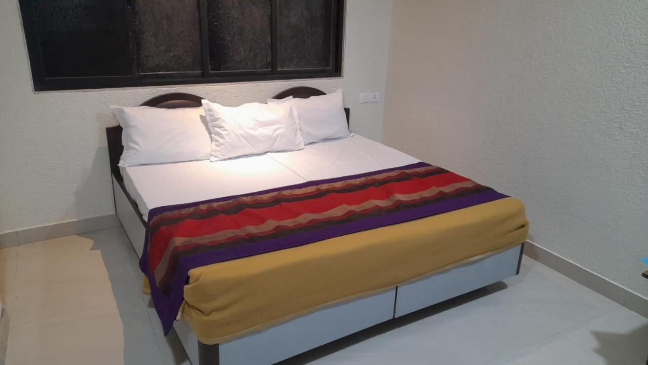 Shraddha Hotel Mumbai Exteriör bild