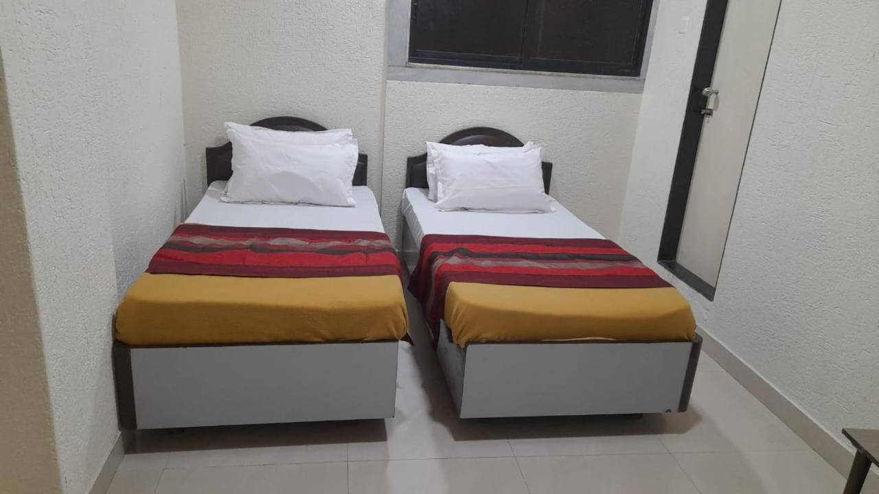 Shraddha Hotel Mumbai Exteriör bild
